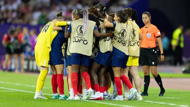 Players of France celebrates after Sandy Baltimore of France scores the teams second goal during the UEFA Womens EURO 2025 Group D match between France and England at Stadion Letzigrund
