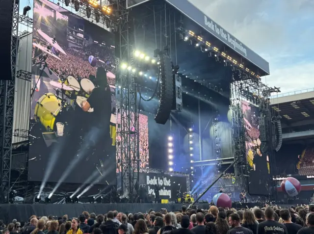 Stage with big screens to the left and right
