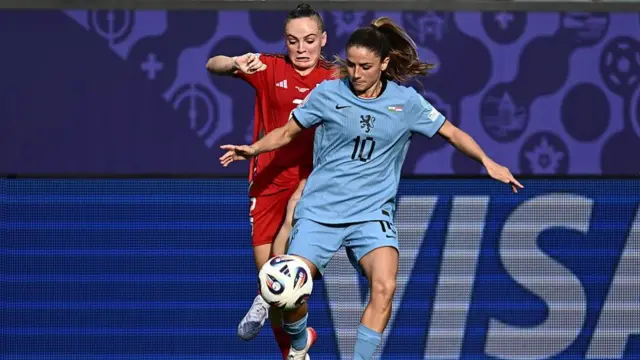 Wales' defender #02 Lily Woodham and Netherlands' midfielder #10 Danielle van de Donk fight for the ball during the UEFA Women's Euro 2025 Group D football match between Wales and The Netherlands
