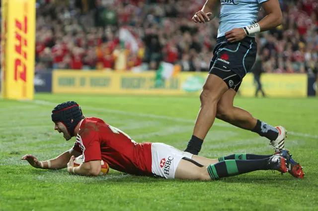 Leigh Halfpenny scores