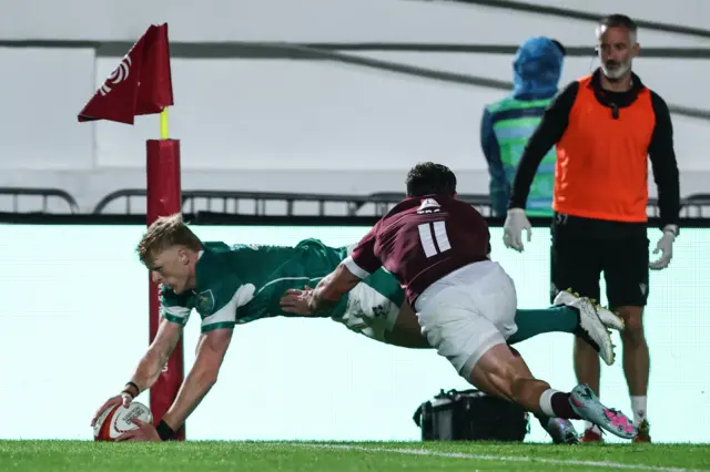 Tommy O'brien scores a try