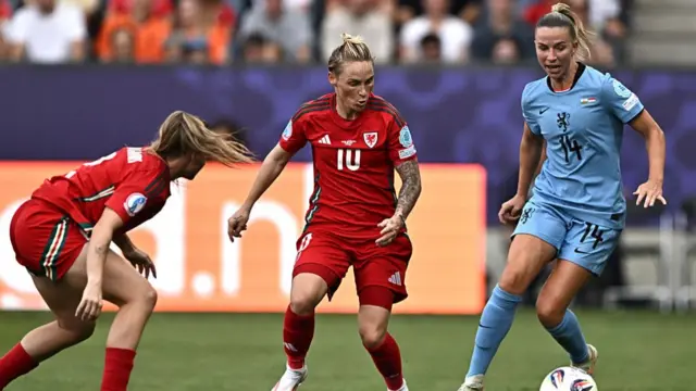Wales' midfielder #10 Jessica Fishlock (C) and Netherlands' midfielder #14 Jackie Groenen (R) fight for the ball during the UEFA Women's Euro 2025 Group D football match between Wales and The Netherlands at the Allmend Stadion Luzern