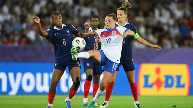 Ella Toone of England controls the ball under pressure from Grace Geyoro, Oriane Jean-Francois and Sandie Toletti of France during the UEFA Women's EURO 2025 Group D match between France