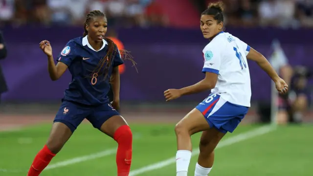 Grace Geyoro of France and Jessica Carter of England look on towards a loose ball during the UEFA Women's EURO 2025 Group D match between France and England