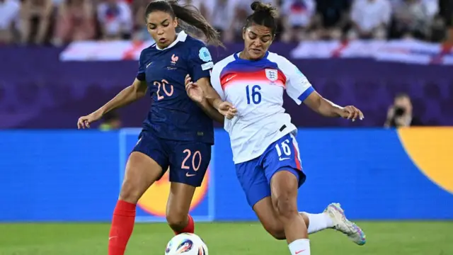 France's forward #20 Delphine Cascarino fights for the ball with England's defender #16 Jessica Carter during the UEFA Women's Euro 2025 Group D football match between France and England at the Letzigrund Stadium in Zurich