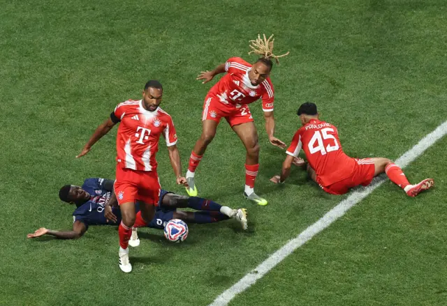 Nuno Mendes goes down in the midst of Bayern Munich players