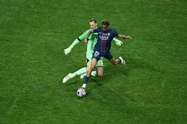 Manuel Neuer challenges Bradley Barcola
