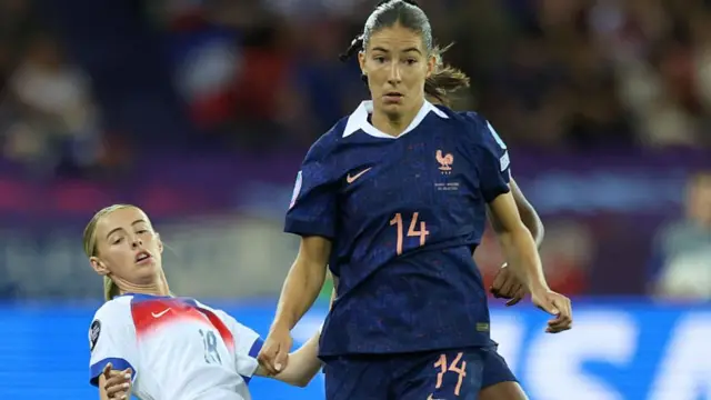 Clara Mateo of France is challenged by Chloe Kelly of England