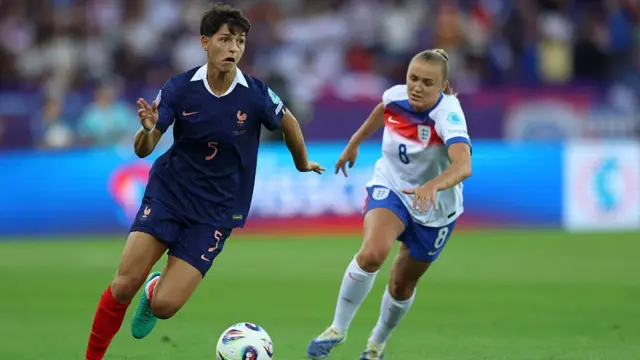 Elisa De Almeida of France runs with the ball whilst under pressure from Georgia Stanway of England during the UEFA Women's EURO 2025 Group D match between France and England at Stadion Letzigrund