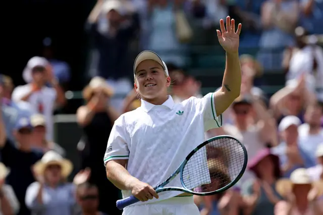 Sonay Kartal holds up her arm to celebrate at Wimbledon
