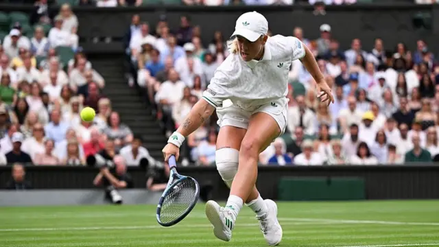 Sonay Kartal plays a backhand volley