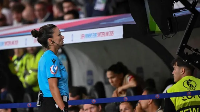 Spanish referee Marta Huerta De Aza announces a disallowed goal via VAR during the UEFA Women's Euro 2025 Group A football match between Switzerland and Iceland at the Wankdorf stadium in Bern