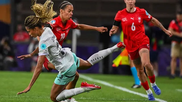 Iceland's forward #23 Sveindis Jane Jonsdottir and Switzerland's forward #19 Iman Beney fight for the ball during the UEFA Women's Euro 2025 Group A football match between Switzerland and Iceland at the Wankdorf stadium in Bern