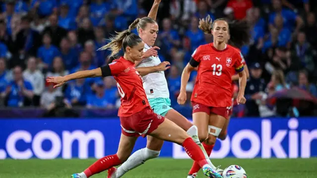 Switzerland's defender #18 Viola Calligaris and Iceland's midfielder #10 Dagny Brynjarsdottir fight for the ball during the UEFA Women's Euro 2025 Group A football match between Switzerland and Iceland at the Wankdorf stadium in Bern