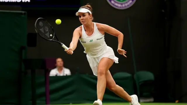 Linda Noskova plays a forehand