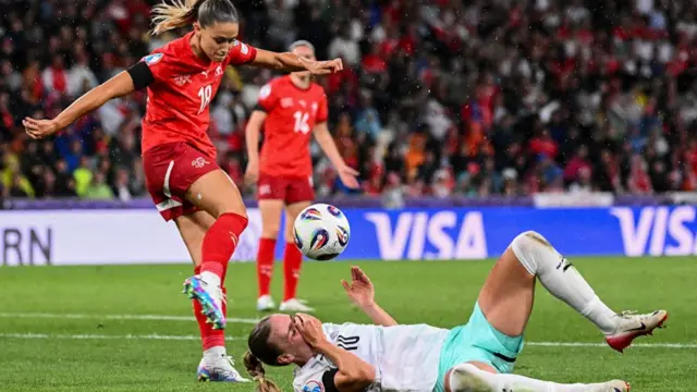 Switzerland's defender #18 Viola Calligaris (L) and Iceland's midfielder #10 Dagny Brynjarsdottir fight for the ball during the UEFA Women's Euro 2025 Group A football match between Switzerland and Iceland at the Wankdorf stadium in Bern