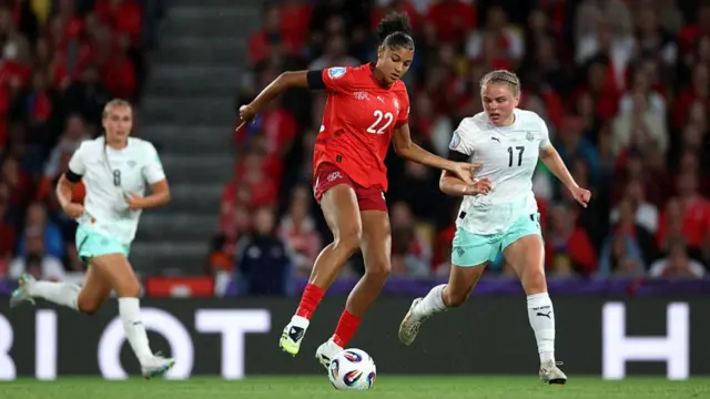 Sydney Schertenleib of Switzerland controls the ball under pressure from Agla Maria Albertsdottir of Iceland during the UEFA Women's EURO 2025 Group A match between Switzerland and Iceland at Stadion Wankdorf