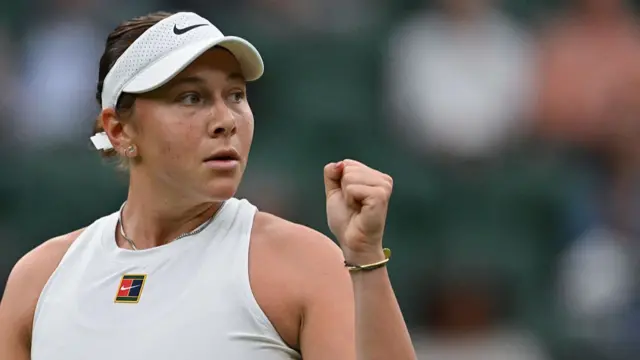 Amanda Anisimova reacts