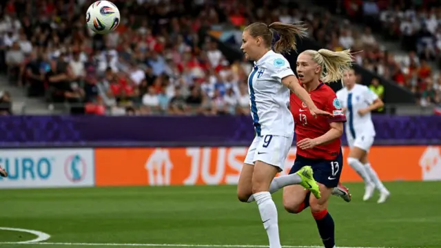 Finland's midfielder #09 Katariina Kosola (L) and Norway's defender #13 Thea Bjelde (R) fight for the ball during the UEFA Women's Euro 2025 Group A football match between Norway and Finland at the Stade de Tourbillon in Sion