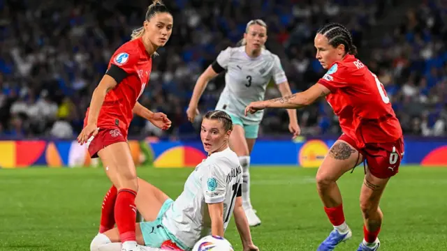 Switzerland's defender #18 Viola Calligaris (L) and teammate Switzerland's forward #06 Geraldine Reuteler, fight for the ball against Iceland's midfielder #07 Karolina Lea Vilhjalmsdottir (C) during the UEFA Women's Euro 2025 Group A football match between Switzerland and Iceland