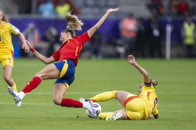 Spain's Laia Aleixandri Lopez (L) in action against Belgium's Tessa Wullaert