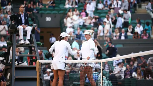 Iga Swiatek (L) celebrates after winning