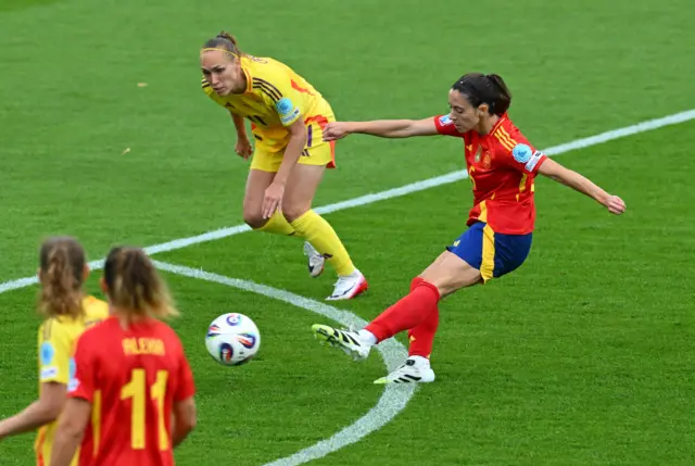 Aitana Bonmati shoots just wide for Spain