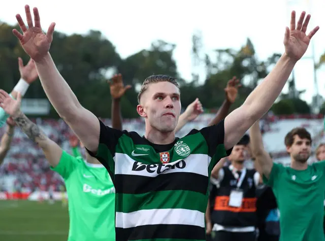 Viktor Gyokeres holding his hands up
