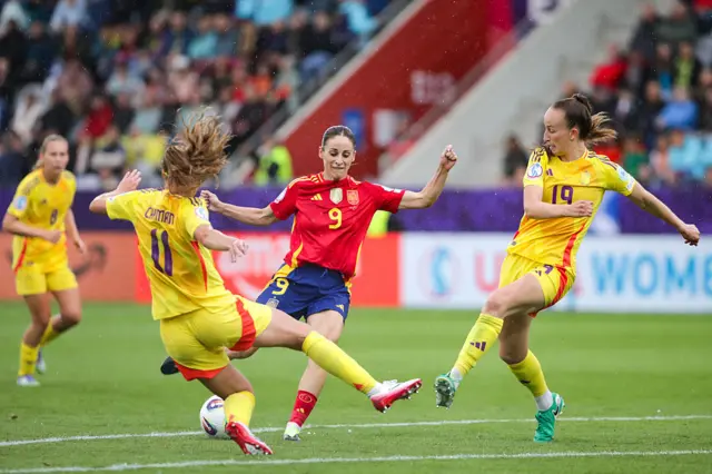 Esther Gonzalez of Spain battles for the ball with Janice Cayman of Belgium and Sari Kees of Belgium