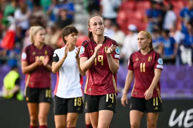 Belgium's defender #19 Sari Kees acknowledges the fans after her team's 0-1 loss to Italy in the UEFA Women's Euro 2025 Group B football match between Belgium and Italy at the Stade de Tourbillon in Sion, on July 3, 2025.