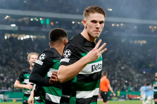 Viktor Gyokeres showing the number three with his hand