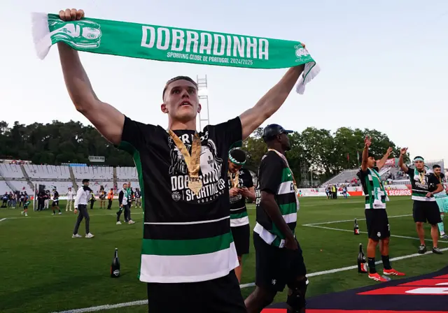 Viktor Gyokeres holding up a scarf