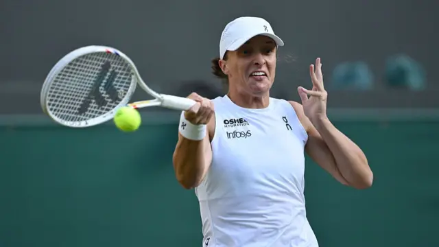 Iga Swiatek plays a forehand