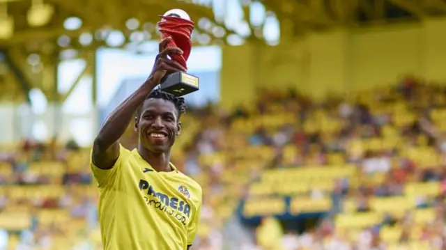 Nicolas Jackson at Villarreal with La Liga player of the month award, before leaving for Chelsea