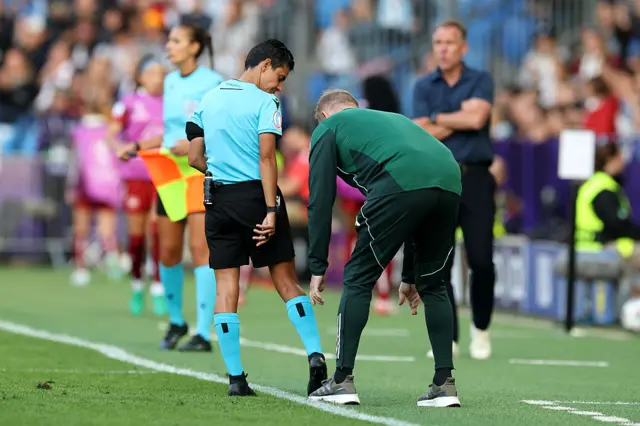 Referee Catarina Campos receives medical treatment