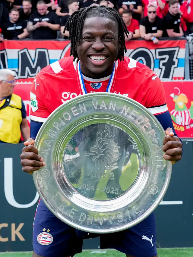 Johan Bakayoko with the Dutch league winners' trophy