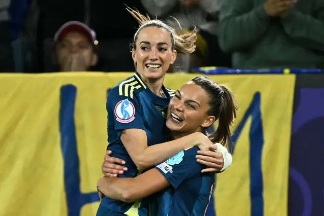 Kosovare Asllani (L) celebrates with Sweden's forward #19 Johanna Rytting Kaneryd