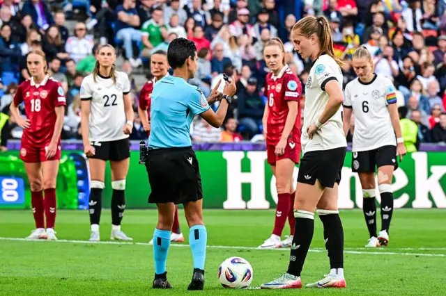 Referee Catarina Campos and Sjoeke Nusken