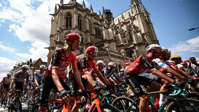 Peloton on the move