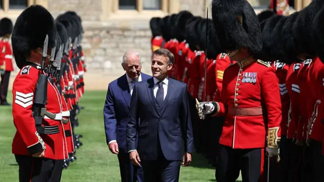 The King and president inspect the Guard of Honour