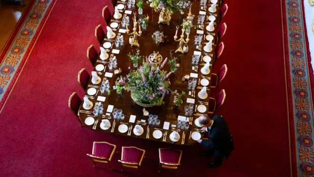 State banquet table