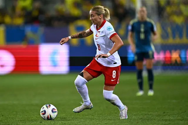 Ewelina Kamczyk runs with the ball