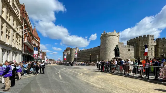Crowds wait outside of Windsor Castle