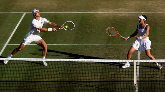 Joe Salisbury and Luisa Stefani in action in mixed doubles