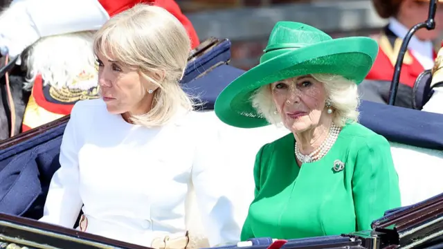 Carriage carrying Brigitte and Camilla.