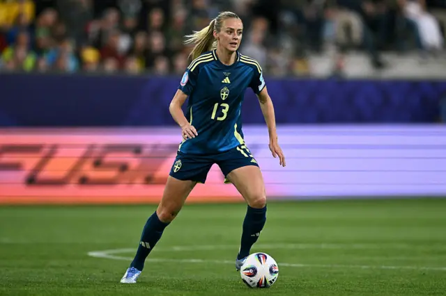 Amanda Ilestedt runs with the ball