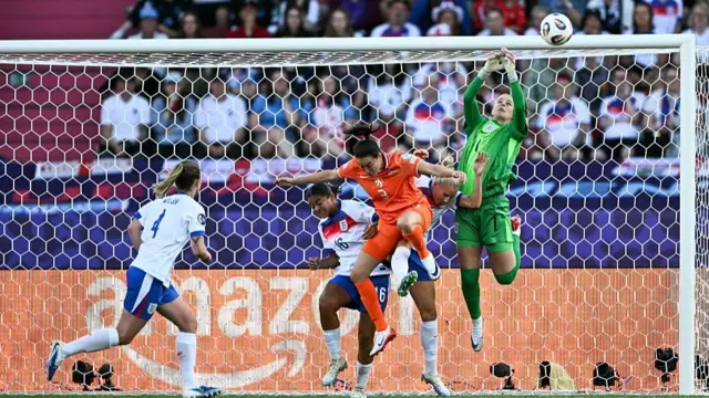 England's defender #16 Jessica Carter and Netherlands' defender #03 Caitlin Dijkstra jump as England's goalkeeper #01 Hannah Hampton deflects the ball