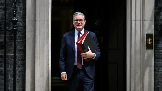 Starmer stepping outside of No 10