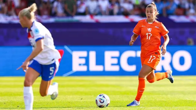 Alex Greenwood of England and Victoria Pelova of the Netherlands