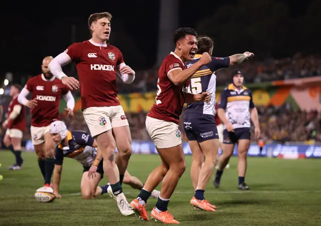 Marcus Smith celebrating scoring a try